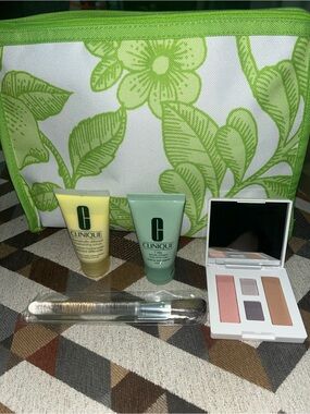New Clinique 4 piece Set w/Cute pouch!